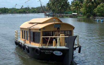 “Floating Houseboat Stay in Kochi: A Peaceful Retreat on the Backwaters”