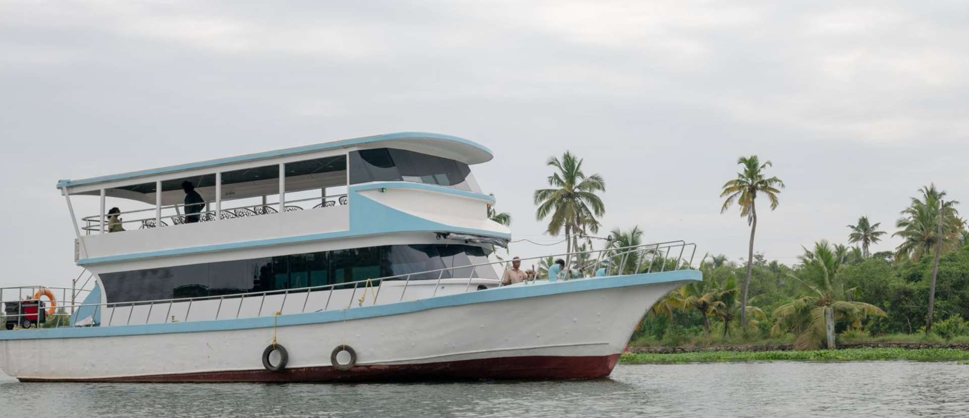 backwater cruise through Kadamakudy