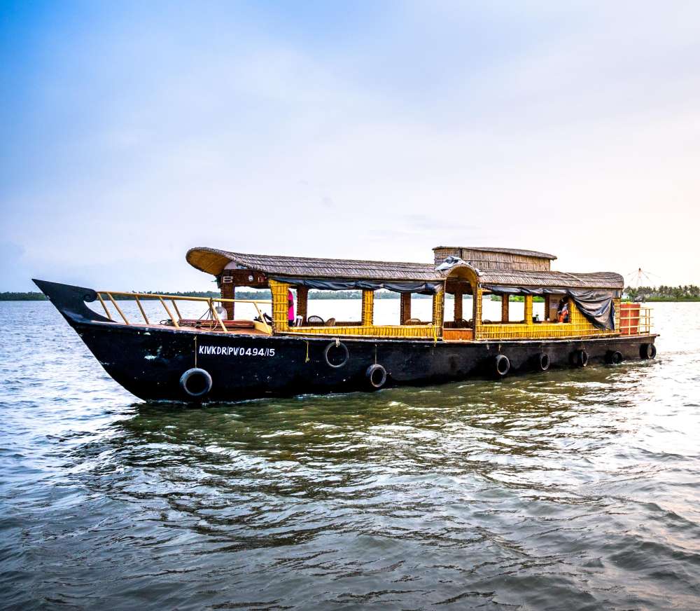 corporate Onam event in Kochi – team kayaking at Kadamakkudy backwaters